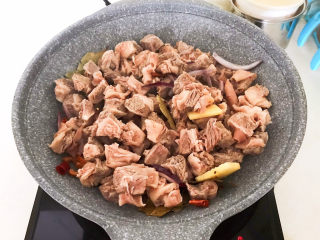 11、啤酒炖牛肉,加入焯好的牛肉，翻炒均匀