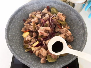 12、啤酒炖牛肉,加入老抽