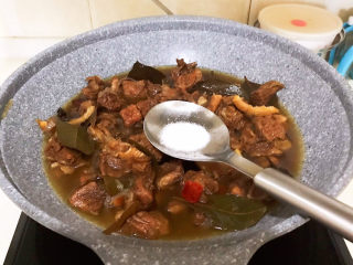 19、啤酒炖牛肉,加入精盐调味