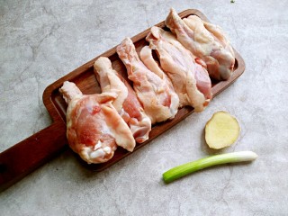 1、红烧鸭翅根,准备食材