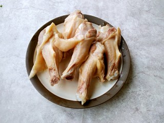 4、红烧鸭翅根,取出装盘备用