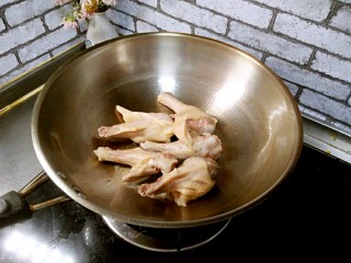 5、红烧鸭翅根,锅中油热，下鸭翅根