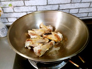 6、红烧鸭翅根,煎至金黄