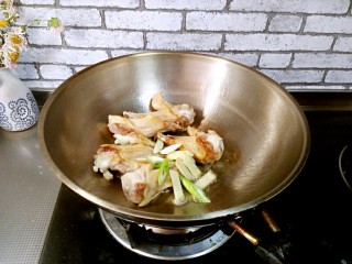 7、红烧鸭翅根,加葱姜