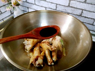 10、红烧鸭翅根,加老抽