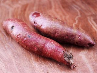 1、紫薯酸奶果仁芝麻饼,首先把紫薯清洗干净。