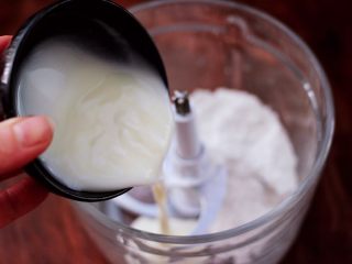 5、紫薯酸奶果仁芝麻饼,在东菱无线绞肉机里，加入称重的糯米粉和酸奶。