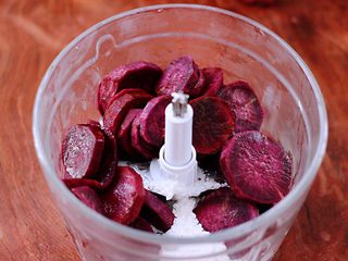 6、紫薯酸奶果仁芝麻饼,再加入刚刚蒸熟的紫薯片。