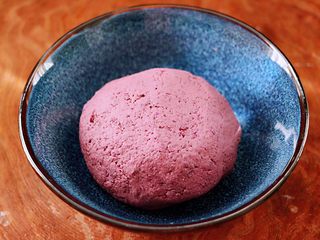 10、紫薯酸奶果仁芝麻饼,用手揉圆静置一会儿。