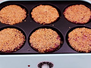 14、紫薯酸奶果仁芝麻饼,新思特的美食锅烧热后，锅中刷少许花生油，把做好的紫薯饼放入锅中。