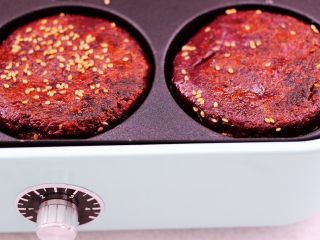 16、紫薯酸奶果仁芝麻饼,煎至两面金黄色。