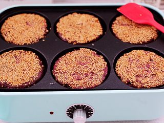 17、紫薯酸奶果仁芝麻饼,看见紫薯饼上的白芝麻变成黄色就可以了。