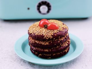 18、紫薯酸奶果仁芝麻饼,啦啦啦，香酥可口又好吃的紫薯酸奶果仁芝麻饼出锅咯。