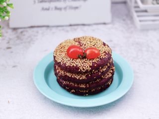 19、紫薯酸奶果仁芝麻饼,颜值爆棚有木有，一出锅宝贝就吃了3个。