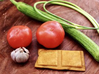 1、番茄香干烩丝瓜,首先备齐所有的食材。