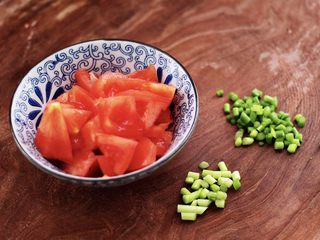 3、番茄香干烩丝瓜,再把番茄洗净后切成小块，蒜苔切小丁备用。