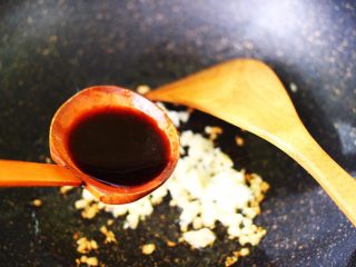 6、番茄香干烩丝瓜,这个时候加入卤肉汤。