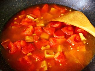 10、番茄香干烩丝瓜,锅中倒入适量的清水。