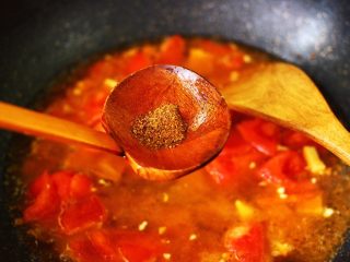 11、番茄香干烩丝瓜,锅中加入花椒粉。