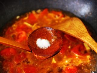 12、番茄香干烩丝瓜,再根据个人口味，加入适量的盐调味。