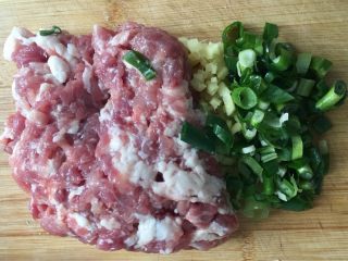1、肉丸茼蒿汤,肉沫、葱、姜准备好