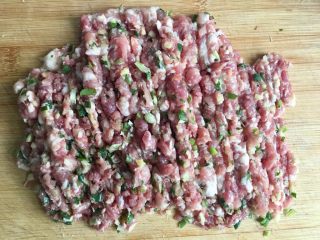 2、肉丸茼蒿汤,混合均匀