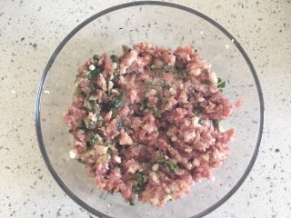 3、肉丸茼蒿汤,将肉末装入碗中，加入料酒、几滴醋、盐、白糖、生抽搅拌均匀（一定要同一方向搅拌哦）