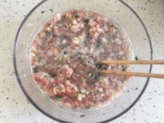 6、肉丸茼蒿汤,加入少许水