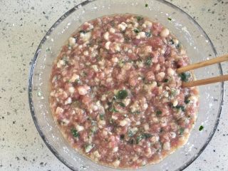 7、肉丸茼蒿汤,搅拌均匀