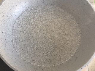 8、肉丸茼蒿汤,锅中倒入水烧开后转成小火