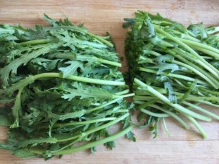 11、肉丸茼蒿汤,切成两段