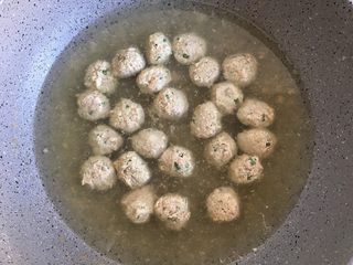 9、肉丸茼蒿汤,将肉沫做成圆球状后轻轻放入烧开的水中待之浮出水面就表明可以出锅了然后将肉圆捞出，汤留在锅里