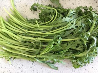 10、肉丸茼蒿汤,茼蒿洗干净