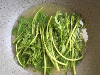 12、肉丸茼蒿汤,将茼蒿放入锅中的肉圆汤里煮熟