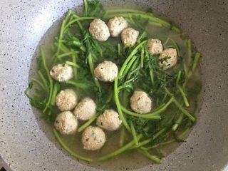 13、肉丸茼蒿汤,倒入肉圆，放少许盐