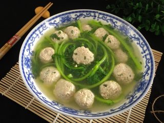 14、肉丸茼蒿汤,美味的茼蒿汤就完成啦