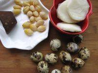 1、白果糍粑补血汤,准备食材。