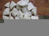 2、白果糍粑补血汤,糯米糍粑切成小块。