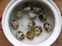 3、白果糍粑补血汤,鹌鹑蛋凉水入锅煮熟。