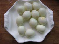 4、白果糍粑补血汤,剥掉外壳备用。