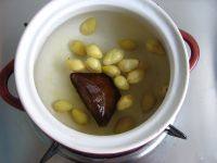 5、白果糍粑补血汤,汤锅中加入适量水，放入白果和古方红糖。