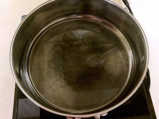 4、鸡蛋韭菜盒子,炒锅烧热后加入大豆色拉油