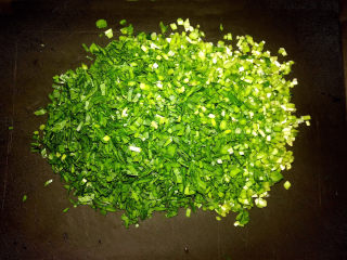 8、鸡蛋韭菜盒子,把韭菜切成小丁