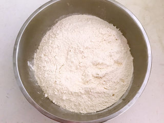 12、鸡蛋韭菜盒子,把高筋面粉放入盆里