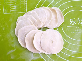 18、鸡蛋韭菜盒子,用擀面杖擀成饺子皮