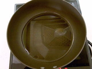 25、鸡蛋韭菜盒子,炒锅烧热后加入大豆色拉油