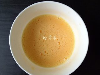 2、香椿厚蛋烧,鸡蛋磕进碗里，调入适量盐，用手动打蛋器搅拌均匀；