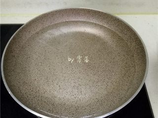 3、香椿厚蛋烧,锅里倒入适量清水烧开；