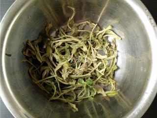 5、香椿厚蛋烧,香椿变绿，有香气飘出时，立即捞出，用清水冲洗；焯水时间不宜过长；