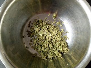 6、香椿厚蛋烧,香椿挤干水分，切碎；